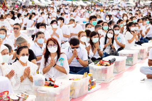ภาพ No.49519:ประมวลภาพพิธีตักบาตรพระสงฆ์ 1,091 รูป เนื่องในวันแม่แห่งชาติ ณ ตลาดจัมโบ้ ชุดที่ 1