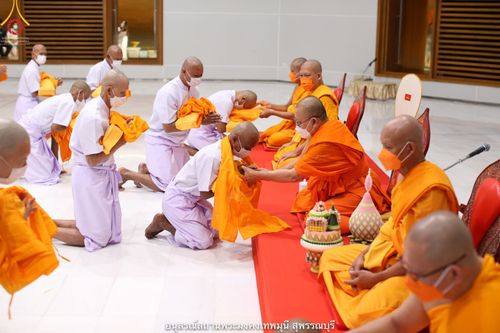 ภาพ No.40049:พิธีตัดปอยผม ปลงผม ขอขมารับผ้าไตรและพิธีบรรพชา ในโครงการอุปสมบท บูชาธรรมมหาปูชนียาจารย์ ประจำปี 2564 ชุดที่ 8