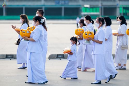 ภาพ No.47568:ประมวลภาพพิธีขอขมาและมอบผ้าไตร โครงการบรรพชาอุปสมบทหมู่ รุ่นเข้าพรรษา 2565