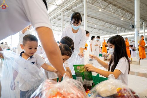 ภาพ No.52271:ประมวลภาพพิธีตักบาตรข้าวสารอาหารแห้ง (วันอาทิตย์ต้นเดือนตุลาคม) ณ บ้านแก้วเรือนทองคุณยายฯ วัดพระธรรมกาย