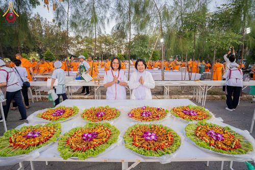 ภาพ No.288820:วันที่ 6 มกราคม พ.ศ. 2569 พิธีถวายภัตตาหารเป็นสังฆทาน แด่พระธรรมยาตรา ในโครงการธรรมยาตรา กตัญญูบูชา มหาปูชนียาจารย์ พระมงคลเทพมุนี(สด จนฺทสโร) พระผู้ปราบมาร อนุสรณ์สถาน 7 แห่ง ปีที่ 14 ณ อนุสรณ์สถานมหาวิหารพระมงคลเทพมุนี (โลตัสแลนด์) อ.สองพี่น้อง จ.สุพรร