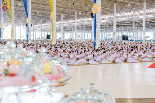 ภาพ No.52340:ประมวลภาพพิธีบูชาข้าวพระ (วันอาทิตย์ต้นเดือนตุลาคม) ณ วัดพระธรรมกาย จ.ปทุมธานี 