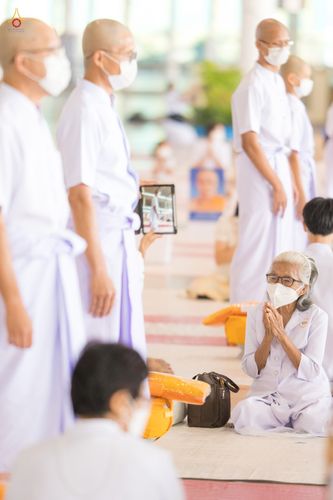 ภาพ No.44242:ประมวลภาพพิธีเวียนประทักษิณ, พิธีวันทาพระมหาธรรมกายเจดีย์ และพิธีขอขมารับผ้าไตร โครงการบวชภาคฤดูร้อน พ.ศ. 2565