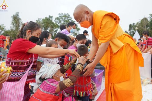 ภาพ No.50662:ประมวลภาพพิธีตักบาตร ณ วัดแม่แพ จ.แม่ฮ่องสอน เนื่องในวันธรรมชัย
