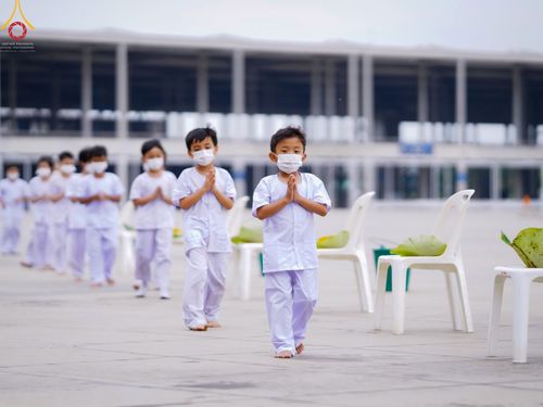 ภาพ No.44004:ประมวลภาพพิธีปลงผม โครงการบรรพชาสามเณรฟื้นฟูพระพุทธศาสนาทั่วไทย ณ ศูนย์อบรมวัดพระธรรมกาย