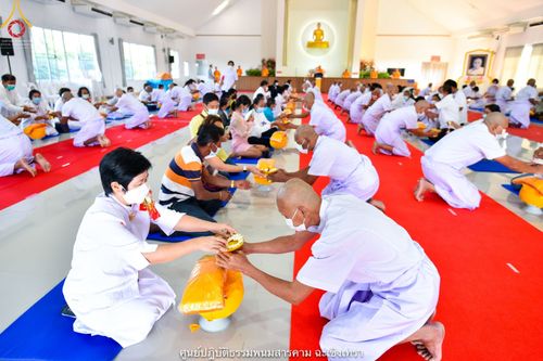 ภาพ No.39609:พิธีตัดปอยผม ปลงผม ขอขมารับผ้าไตรและพิธีบรรพชา ในโครงการอุปสมบท บูชาธรรมมหาปูชนียาจารย์ ประจำปี 2564 ชุดที่ 3
