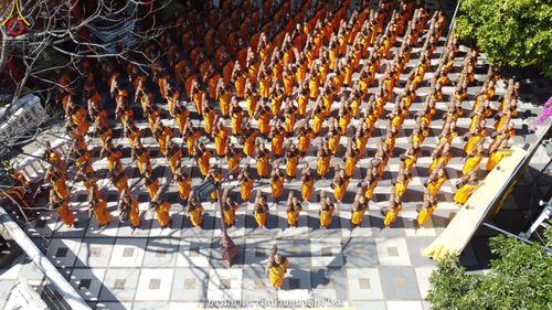 ภาพ No.39983:คณะพระภิกษุ - สามเณร วัดบ้านขุนกว่า ๓๐๐ รูป เดินธรรมยาตราฉลองแชมป์บาลี ๒๕๖๔