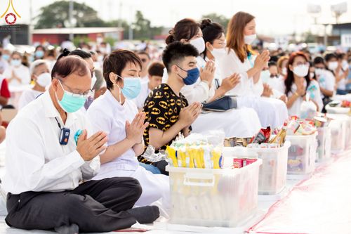 ภาพ No.49520:ประมวลภาพพิธีตักบาตรพระสงฆ์ 1,091 รูป เนื่องในวันแม่แห่งชาติ ณ ตลาดจัมโบ้ ชุดที่ 1