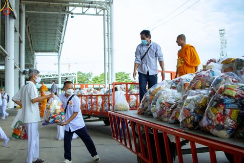 ภาพ No.52269:ประมวลภาพพิธีตักบาตรข้าวสารอาหารแห้ง (วันอาทิตย์ต้นเดือนตุลาคม) ณ บ้านแก้วเรือนทองคุณยายฯ วัดพระธรรมกาย