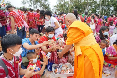 ภาพ No.50660:ประมวลภาพพิธีตักบาตร ณ วัดแม่แพ จ.แม่ฮ่องสอน เนื่องในวันธรรมชัย