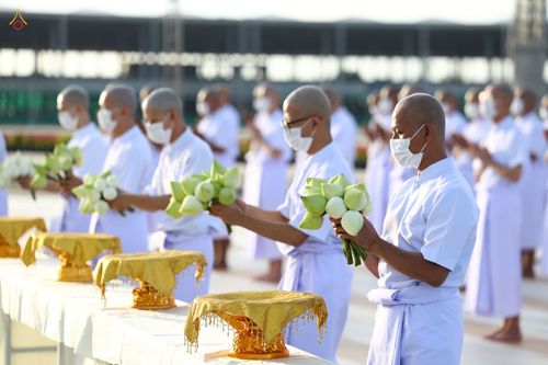 ภาพ No.47570:ประมวลภาพพิธีขอขมาและมอบผ้าไตร โครงการบรรพชาอุปสมบทหมู่ รุ่นเข้าพรรษา 2565