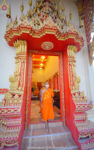 ภาพ No.40715:พิธีตัดปอยผม ปลงผม ขอขมารับผ้าไตรและพิธีบรรพชา ในโครงการอุปสมบท บูชาธรรมมหาปูชนียาจารย์ ประจำปี 2564 ชุดที่ 15