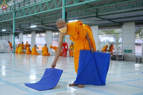 ภาพ No.40972:พิธีตัดปอยผม ปลงผม ขอขมารับผ้าไตรและพิธีบรรพชา ในโครงการอุปสมบท บูชาธรรมมหาปูชนียาจารย์ ประจำปี 2564 ชุดที่ 18