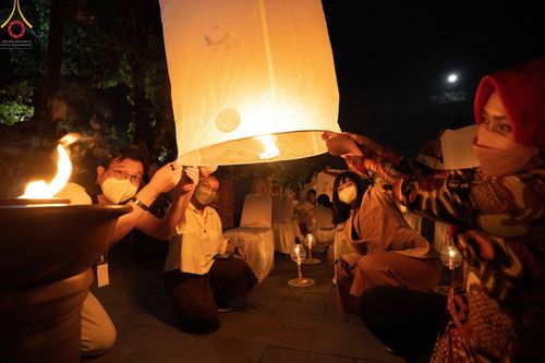 ภาพ No.46523:พิธีจุดโคมวิสาขประทีป วันวิสาขบูชา พ.ศ. 2565 ณ ประเทศอินโดนีเซีย