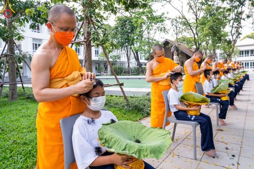 ภาพ No.44489:ประมวลภาพพิธีปลงผม โครงการบรรพชาสามเณรหน่อแก้วเปรียญธรรมรุ่นที่ 10