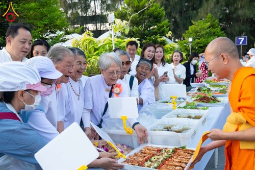 ภาพ No.288878:วันที่ 6 มกราคม พ.ศ. 2569 พิธีถวายภัตตาหารเป็นสังฆทาน แด่พระธรรมยาตรา ในโครงการธรรมยาตรา กตัญญูบูชา มหาปูชนียาจารย์ พระมงคลเทพมุนี(สด จนฺทสโร) พระผู้ปราบมาร อนุสรณ์สถาน 7 แห่ง ปีที่ 14 ณ อนุสรณ์สถานมหาวิหารพระมงคลเทพมุนี (โลตัสแลนด์) อ.สองพี่น้อง จ.สุพรร