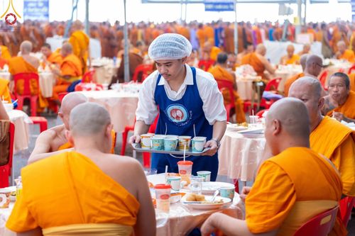 ภาพ No.58991:V.40 ภัตตาหารพระหมื่นวัด เราจัดให้ การปฏิบัติงานของเจ้าหน้าที่และอาสาสมัคร เพื่อรับบุญในการถวายภัตตาหาร แด่คณะสงฆ์ 10,000 กว่าวัดทั่วประเทศ ที่มาร่วมงานวันคุ้มครองโลก จันทร์ที่ 22 เมษายน พ.ศ. 2567 ณ วัดพระธรรมกาย