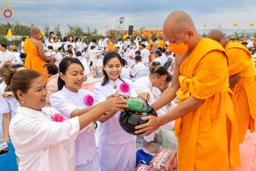 ภาพ No.118638:พิธีตักบาตรพระธรรมยาตรา ปีที่ 12 ณ อนุสรณ์สถานลำดับที่ 5 สถานที่เผยแผ่วิชชาธรรมกายครั้งแรก อนุสรณ์สถานบางปลา จ.นครปฐม วันที่ 25 มกราคม พ.ศ. 2567