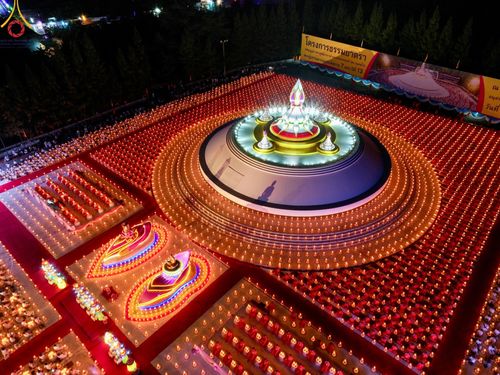 ภาพ No.192808:พิธีจุดประทีปถวายเป็นพุทธบูชา และบูชาธรรมมหาปูชนียาจารย์ ณ อนุสรณ์สถานคลองบางนางแท่น อ.สามพราน จ.นครปฐม ในโครงการธรรมยาตรา กตัญญูบูชา มหาปูชนียาจารย์ พระมงคลเทพมุนี(สด จนฺทสโร) พระผู้ปราบมาร อนุสรณ์สถาน 7 แห่ง ปีที่ 13 วันที่ 10 มกราคม พ.ศ. 2568