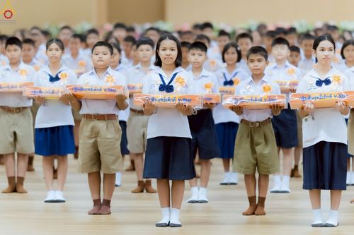 ภาพ No.246089:วันเสาร์ที่ 13 กันยายน พ.ศ. 2568 พิธีมอบผ้าไตรประธานกฐินสัมฤทธิ์เด็กดี V-Star ณ สภาธรรมกายสากล วัดพระธรรมกาย