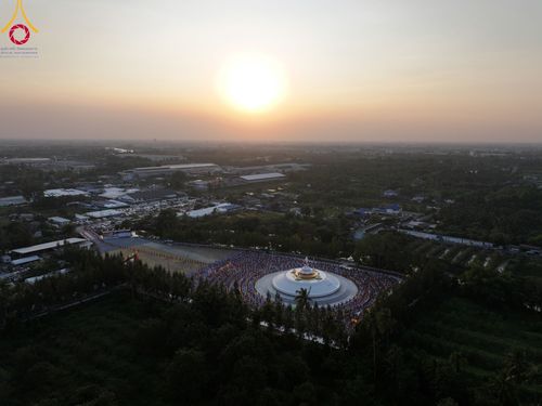 ภาพ No.108033:พิธีต้อนรับพระธรรมยาตรา ในโครงการธรรมยาตรากตัญญูบูชา มหาปูชนียาจารย์ พระมงคลเทพมุนี(สด จนฺทสโร) พระผู้ปราบมาร อนุสรณ์สถาน 7 แห่ง ปีที่ 12 วันที่ 7 มกราคม พ.ศ. 2567 ณ อนุสรณ์สถานคลองบางนางแท่น  อ.สามพราน จ.นครปฐม