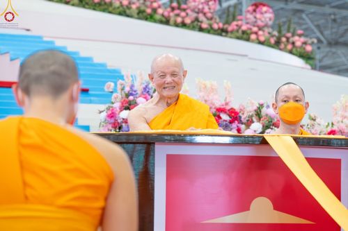 ภาพ No.87011:พิธีตักบาตร , พิธีบูชาข้าวพระ , พิธีจุดเทียนใจ ไฟนิรันดร์ อนันตชัย ในวันอาทิตย์ต้นเดือน 3 กันยายน พ.ศ. 2566 ณ วัดพระธรรมกาย