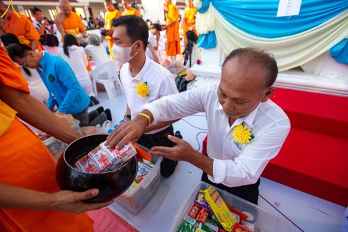 ภาพ No.197810:พิธีตักบาตรพระธรรมยาตรา ณ อนุสรณ์สถานลำดับที่ 4 สถานที่เกิดด้วยกายธรรม วัดโบสถ์(บน) ต.บางคูเวียง จ.นนทบุรี ในโครงการธรรมยาตรา กตัญญูบูชา มหาปูชนียาจารย์ พระมงคลเทพมุนี(สด จนฺทสโร) พระผู้ปราบมาร อนุสรณ์สถาน 7 แห่ง ปีที่ 13 วันที่ 19 มกราคม พ.ศ. 2568