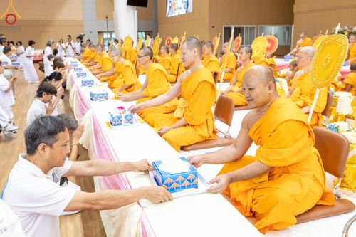 ภาพ No.153368:พิธีมุทิตาสักการะ พระภิกษุ-สามเณร ผู้สอบไล่ได้เปรียญธรรม ประโยค 1-2 ถึงประโยค ป.ธ.9 และบาลีศึกษา ประโยค1-2 ถึง บ.ศ.9 , พิธีมอบดวงแก้วสามเณรผู้ทรงบาลีไวยากรณ์ วัดพระธรรมกาย และ ศูนย์ส่งเสริมศีลธรรมในประเทศและต่างประเทศ วันอาทิตย์ที่ 8 กันยายน พ.ศ.2567