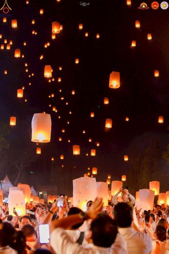 ภาพ No.224650:วันจันทร์ที่ 12 พฤษภาคม พ.ศ. 2568  ชาวพุทธในอินโดนีเซีย ร่วมฉลองวิสาขบูชาจุดประทีปกว่า 200,000 ดวง ณ พระมหาเจดีย์บรมพุทโธ  เจริญพุทธมนต์ถวาย “พระวชิรเกล้าเจ้าอยู่หัว”