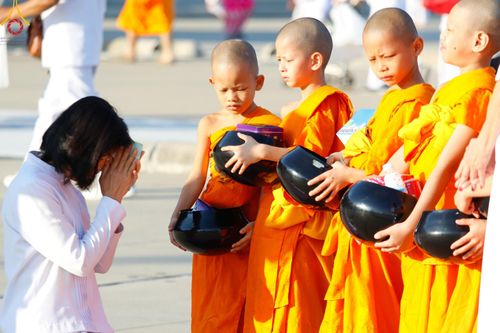 ภาพ No.187907:พิธีตักบาตรฉลองพระใหม่ ต้อนรับพุทธศักราช 2568 ณ ลานธรรมพระมหาธรรมกายเจดีย์ วัดพระธรรมกาย จ.ปทุมธานี วันที่ 1 มกราคม พ.ศ. 2568