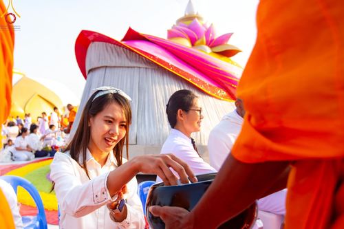 ภาพ No.201199:พิธีตักบาตรพระธรรมยาตรา ณ อนุสรณ์สถานลำดับที่ 5 สถานที่เผยแผ่วิชชาธรรมกายครั้งแรก อนุสรณ์สถานบางปลา วัดบางปลา อำเภอบางเลน จังหวัดนครปฐม ในโครงการธรรมยาตรา กตัญญูบูชา มหาปูชนียาจารย์ พระมงคลเทพมุนี(สด จนฺทสโร) พระผู้ปราบมาร อนุสรณ์สถาน 7 แห่ง ปีที่ 13