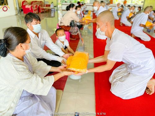 ภาพ No.42102:พิธีตัดปอยผม ปลงผม ขอขมารับผ้าไตรและพิธีบรรพชา ในโครงการอุปสมบท บูชาธรรมมหาปูชนียาจารย์ ประจำปี 2564 ชุดที่ 20