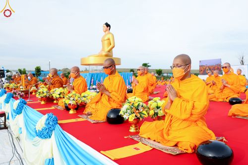 ภาพ No.49526:ประมวลภาพพิธีตักบาตรพระสงฆ์ 1,091 รูป เนื่องในวันแม่แห่งชาติ ณ ตลาดจัมโบ้ ชุดที่ 1