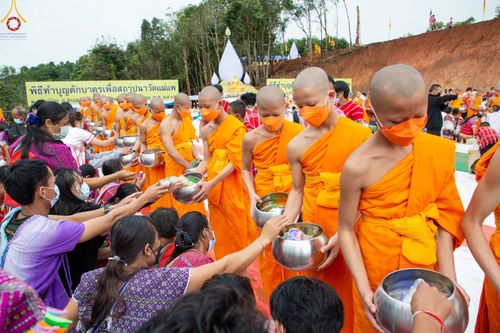 ภาพ No.50665:ประมวลภาพพิธีตักบาตร ณ วัดแม่แพ จ.แม่ฮ่องสอน เนื่องในวันธรรมชัย