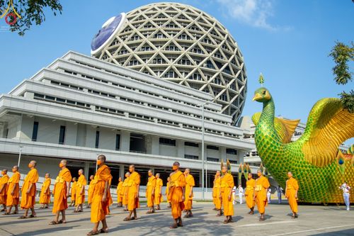 ภาพ No.43261:พิธีอัญเชิญมยุรนาวากาศ บูชาธรรมมหาปูชนียาจารย์ วันพฤหัสบดีที่ 3 กุมภาพันธ์ พ.ศ. 2565