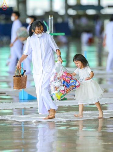 ภาพ No.52274:ประมวลภาพพิธีตักบาตรข้าวสารอาหารแห้ง (วันอาทิตย์ต้นเดือนตุลาคม) ณ บ้านแก้วเรือนทองคุณยายฯ วัดพระธรรมกาย