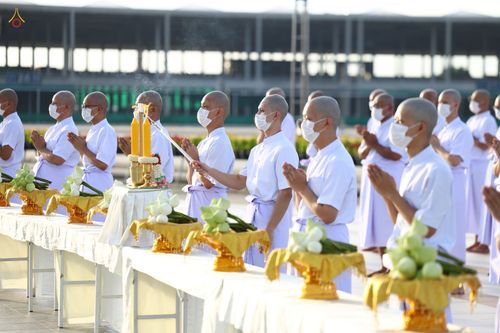 ภาพ No.47571:ประมวลภาพพิธีขอขมาและมอบผ้าไตร โครงการบรรพชาอุปสมบทหมู่ รุ่นเข้าพรรษา 2565