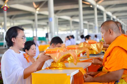 ภาพ No.320744:วันที่ 11 เมษายน พ.ศ.2569 พิธีตักบาตรฉลองสามเณรใหม่ โครงการบรรพชาสามเณรกล้าตะวัน ณ มหารัตนวิหาคด คอร์ 25 ชั้น 2 วัดพระธรรมกาย