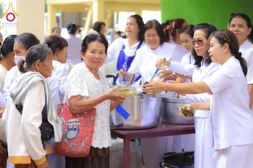 ภาพ No.278603:วันอาทิตย์ที่ 14 ธันวาคม พ.ศ.2568  พิธีเวียนประทักษิณ พิธีวันทาสีมาพระประธาน โครงการบวชบูชาธรรมมหาปูชนียาจารย์ ของศูนย์ปฏิบัติธรรมบุรีรัมย์ ณ วัดกลาง พระอารามหลวง จังหวัดบุรีรัมย์