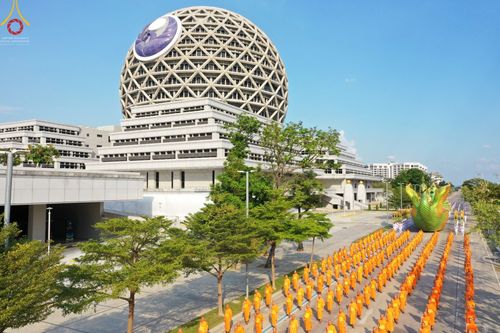 ภาพ No.43262:พิธีอัญเชิญมยุรนาวากาศ บูชาธรรมมหาปูชนียาจารย์ วันพฤหัสบดีที่ 3 กุมภาพันธ์ พ.ศ. 2565