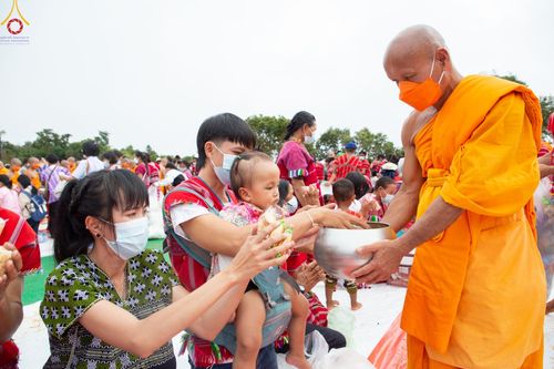 ภาพ No.50663:ประมวลภาพพิธีตักบาตร ณ วัดแม่แพ จ.แม่ฮ่องสอน เนื่องในวันธรรมชัย