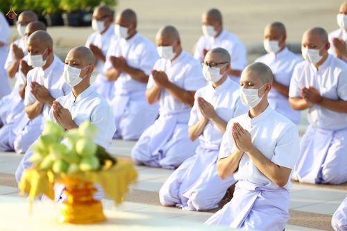 ภาพ No.47572:ประมวลภาพพิธีขอขมาและมอบผ้าไตร โครงการบรรพชาอุปสมบทหมู่ รุ่นเข้าพรรษา 2565