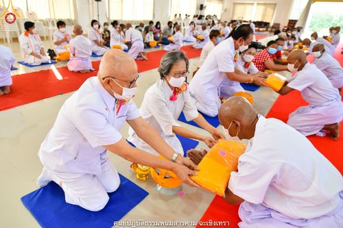 ภาพ No.39613:พิธีตัดปอยผม ปลงผม ขอขมารับผ้าไตรและพิธีบรรพชา ในโครงการอุปสมบท บูชาธรรมมหาปูชนียาจารย์ ประจำปี 2564 ชุดที่ 3
