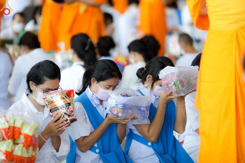 ภาพ No.52273:ประมวลภาพพิธีตักบาตรข้าวสารอาหารแห้ง (วันอาทิตย์ต้นเดือนตุลาคม) ณ บ้านแก้วเรือนทองคุณยายฯ วัดพระธรรมกาย