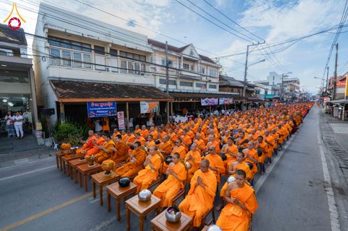 ภาพ No.336874:วันเสาร์ที่ 27 มิถุนายน 2569 พิธีตักบาตรพระ 1,345 รูป  ณ ข่วงสันกำแพง อำเภอสันกำแพง จังหวัดเชียงใหม่