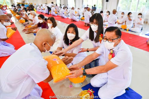 ภาพ No.39612:พิธีตัดปอยผม ปลงผม ขอขมารับผ้าไตรและพิธีบรรพชา ในโครงการอุปสมบท บูชาธรรมมหาปูชนียาจารย์ ประจำปี 2564 ชุดที่ 3