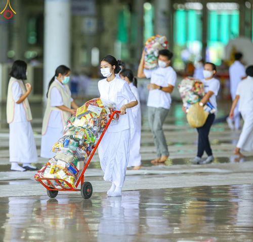 ภาพ No.52275:ประมวลภาพพิธีตักบาตรข้าวสารอาหารแห้ง (วันอาทิตย์ต้นเดือนตุลาคม) ณ บ้านแก้วเรือนทองคุณยายฯ วัดพระธรรมกาย