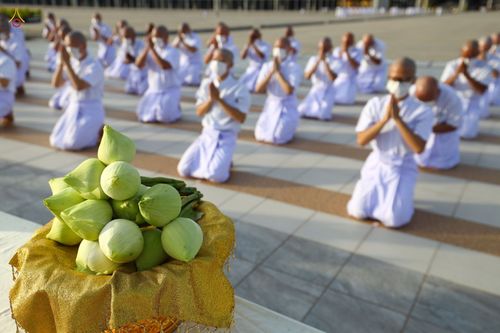 ภาพ No.47575:ประมวลภาพพิธีขอขมาและมอบผ้าไตร โครงการบรรพชาอุปสมบทหมู่ รุ่นเข้าพรรษา 2565