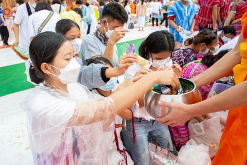 ภาพ No.50664:ประมวลภาพพิธีตักบาตร ณ วัดแม่แพ จ.แม่ฮ่องสอน เนื่องในวันธรรมชัย