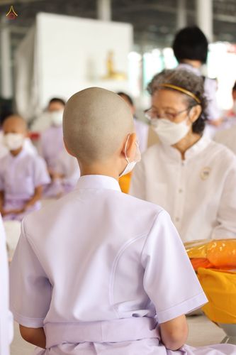 ภาพ No.44247:ประมวลภาพพิธีเวียนประทักษิณ, พิธีวันทาพระมหาธรรมกายเจดีย์ และพิธีขอขมารับผ้าไตร โครงการบวชภาคฤดูร้อน พ.ศ. 2565